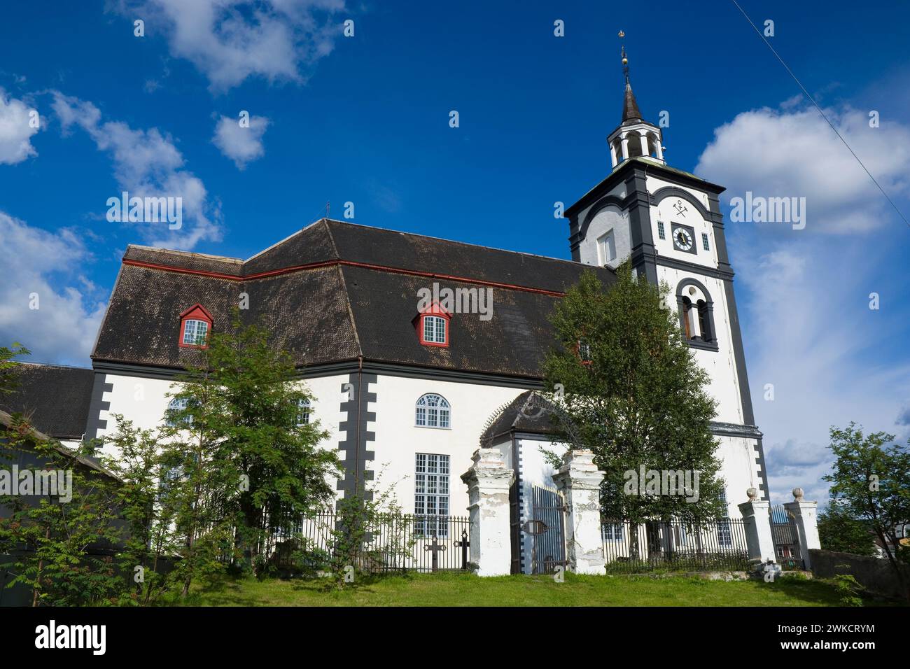 Weißgetünchte Steinkirche in der Bergbaustadt Røros, Norwegen Stockfoto