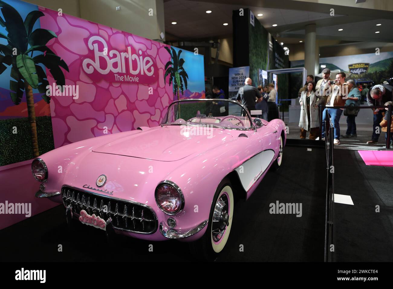 Toronto, Kanada. Februar 2024. Auf der Canadian International Auto Show in Toronto, Kanada, am 19. Februar 2024 fotografieren die Menschen ein Barbie-Cabrio. (Foto: Arrush Chopra/NurPhoto) Credit: NurPhoto SRL/Alamy Live News Stockfoto