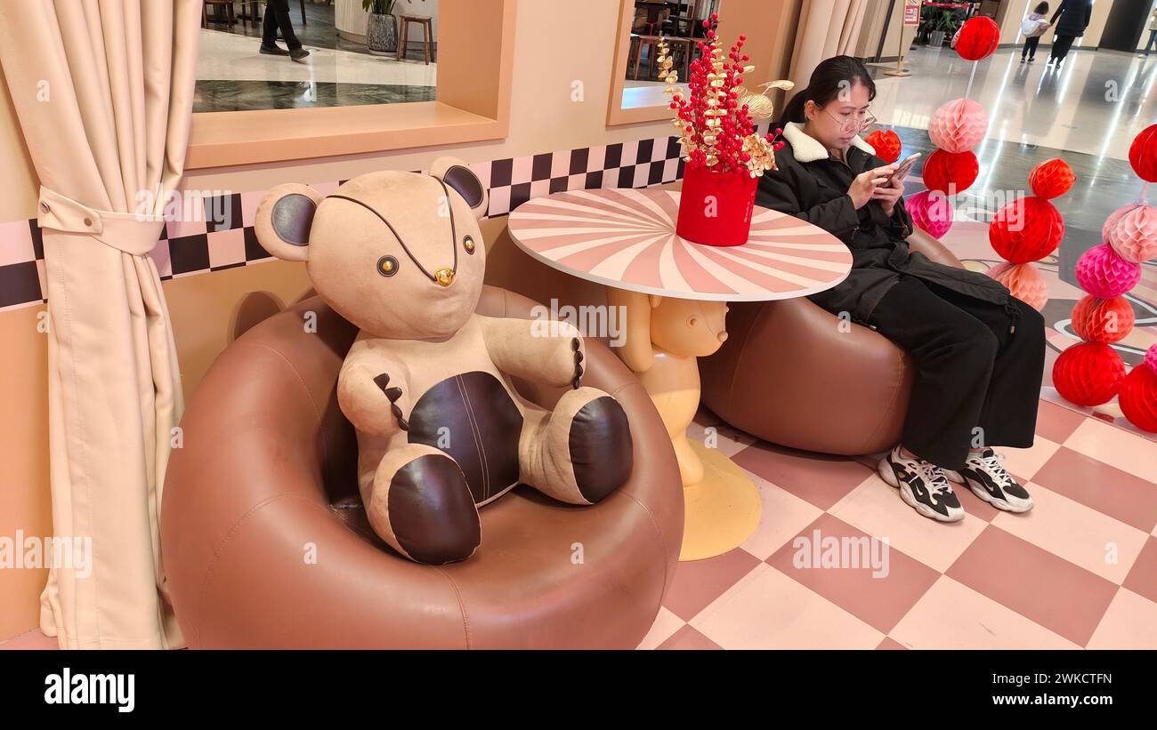 Shanghai, China. Februar 2024. Die chinesische Modemarke BUER BEAR feiert am 16. Februar 2024 ihre Weltpremiere in der Phoenix Nest Mall in Shanghai, China. (Foto: Costfoto/NurPhoto) Credit: NurPhoto SRL/Alamy Live News Stockfoto