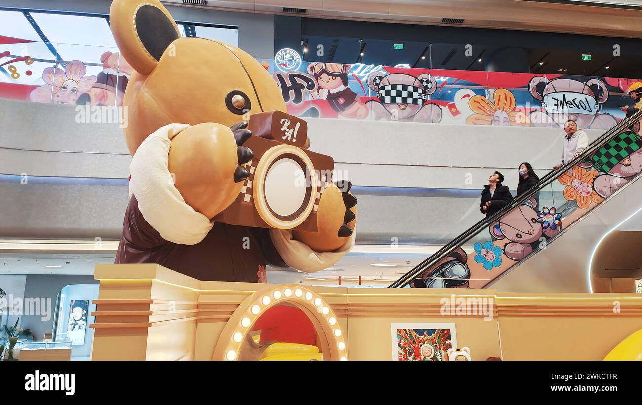 Shanghai, China. Februar 2024. Die chinesische Modemarke BUER BEAR feiert am 16. Februar 2024 ihre Weltpremiere in der Phoenix Nest Mall in Shanghai, China. (Foto: Costfoto/NurPhoto) Credit: NurPhoto SRL/Alamy Live News Stockfoto