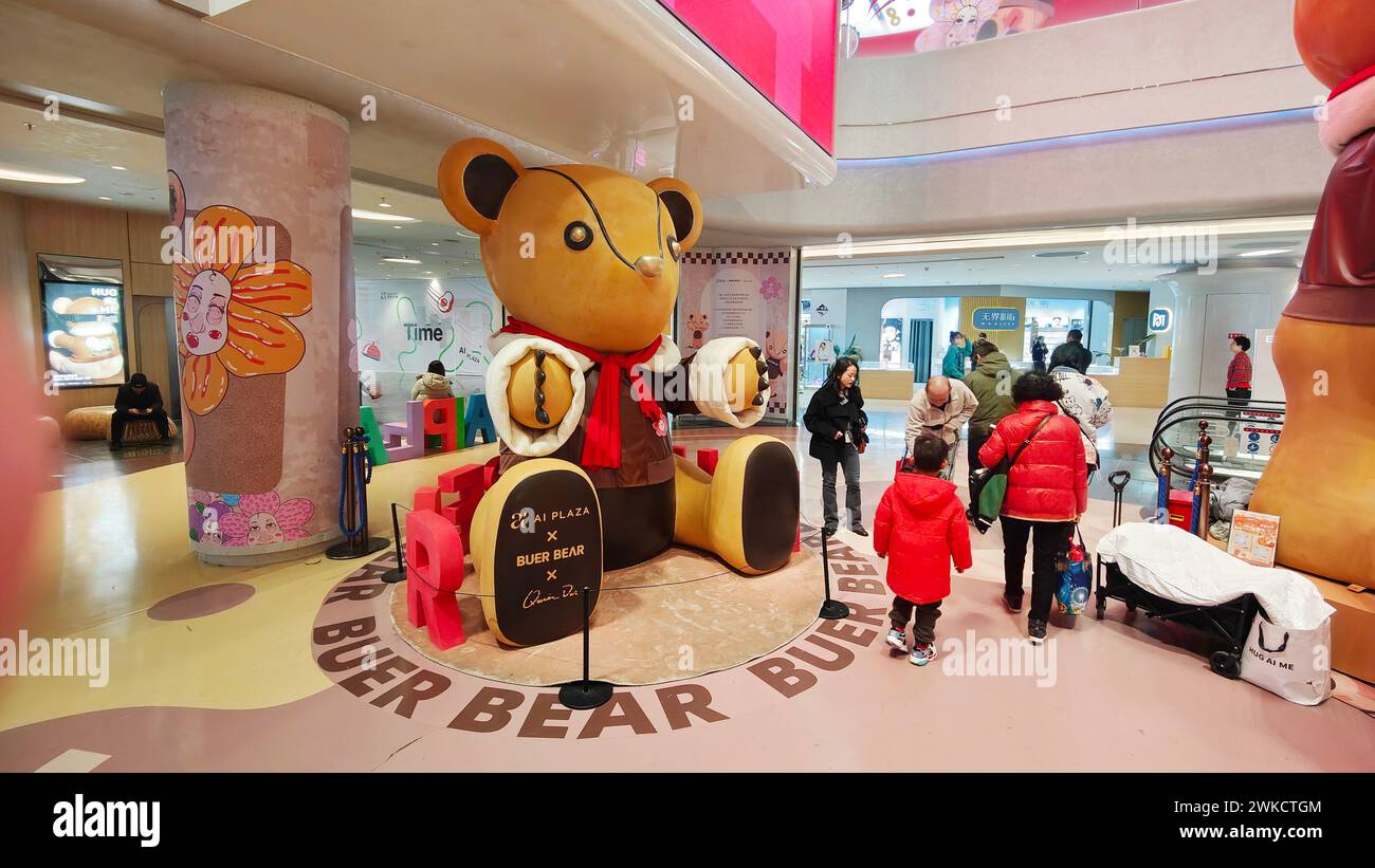 Shanghai, China. Februar 2024. Die chinesische Modemarke BUER BEAR feiert am 16. Februar 2024 ihre Weltpremiere in der Phoenix Nest Mall in Shanghai, China. (Foto: Costfoto/NurPhoto) Credit: NurPhoto SRL/Alamy Live News Stockfoto