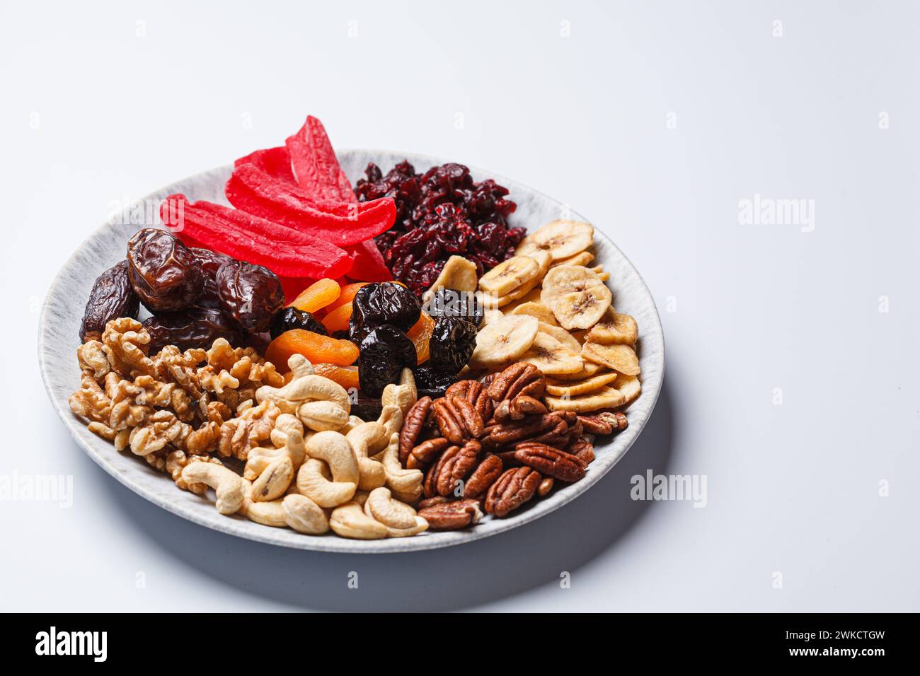 Getrocknete Früchte und Nüsse auf einem Teller, um den jüdischen Feiertag Tu BI Shevat zu feiern. Stockfoto