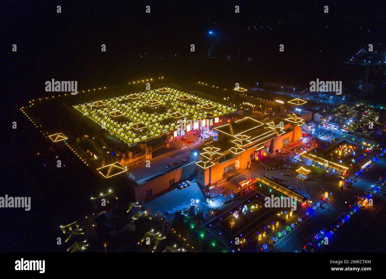 Touristen besuchen am Abend des 19. Februar 2024 die Leuchtenanlage des Gelben Flusses 9, bekannt als „Chinas größte Laterne-Aufstellung“ in Zhangye, Provinz Gansu, China. (Foto: Costfoto/NurPhoto) Stockfoto