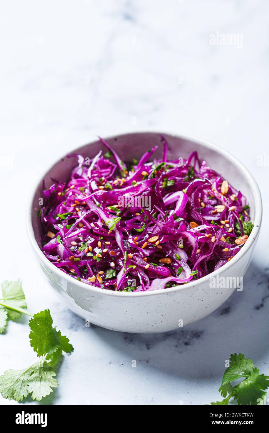 Violetter Krautsalat mit Koriander und Nüssen. Veganes Entgiftungsrezept. Stockfoto