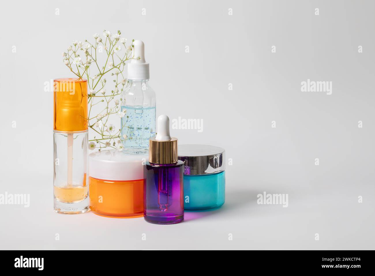 Set von farbenfrohen Kosmetik - Seren, Gläser, Flaschen, Hautpflege und Gesichtspflegekonzept Stockfoto