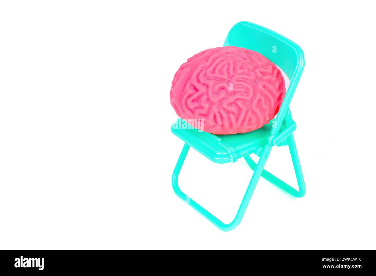 Zartrosa menschliches Gehirn auf einem Klappstuhl, isoliert auf weiß. Kreatives Konzept der Patientenantizipation. Stockfoto
