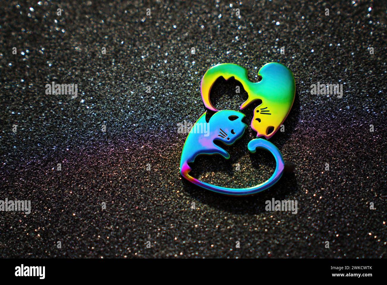 Das Puzzleherz wird in Hälften zerlegt, jedes in Form von verspielten und liebenswerten Kätzchen. Entzückende Einheit und ein verspielter Geist der Liebe in der Form Stockfoto