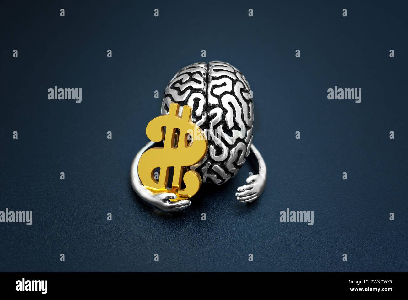 Menschliches Hirnmodell, das ein goldenes Dollarzeichen in der Hand hält. Intellekt und Vermögensakkumulation. Stockfoto