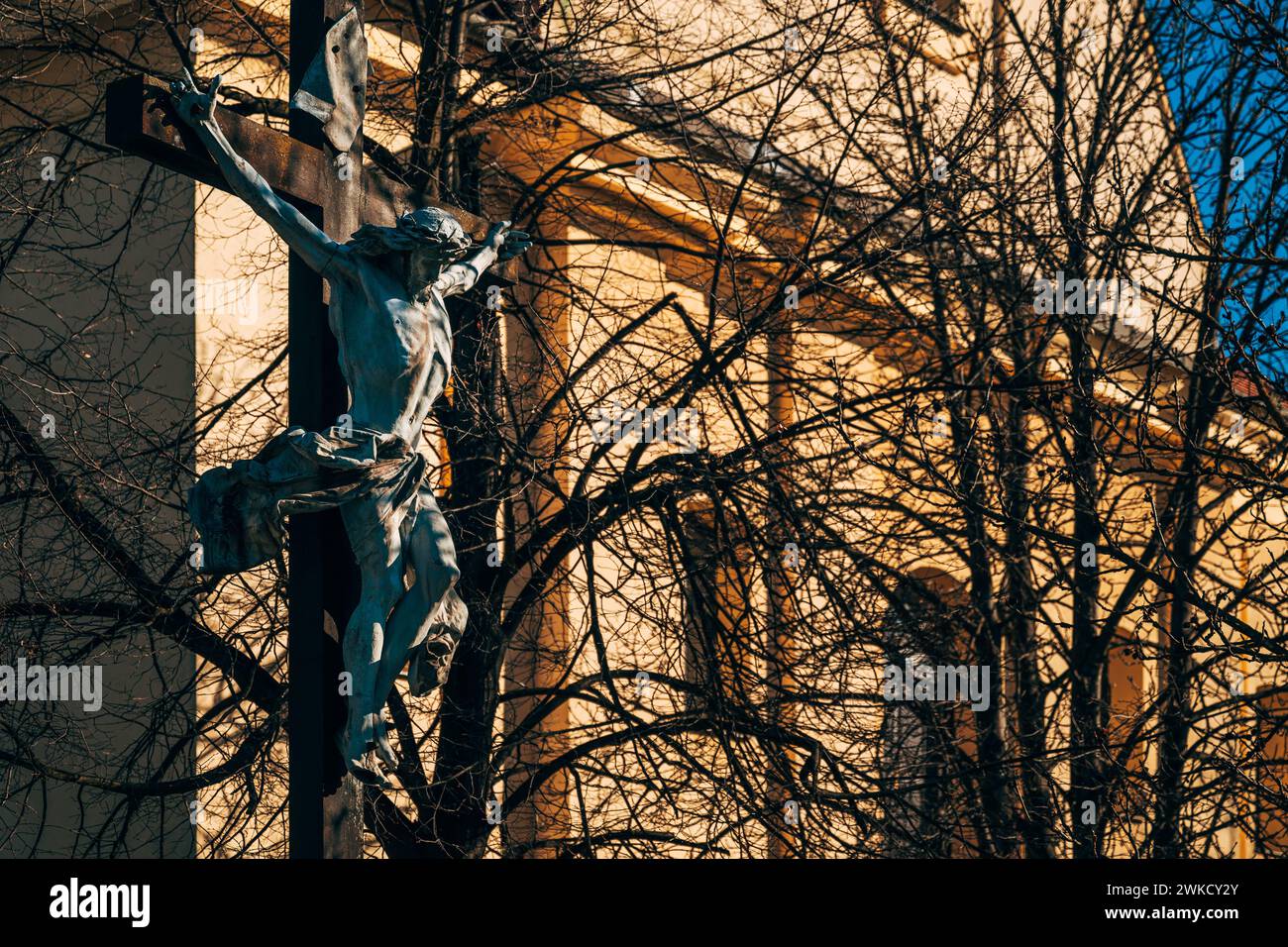 Jesus Christus Kruzifix vor dem katholischen Kirchengebäude, selektiver Fokus Stockfoto