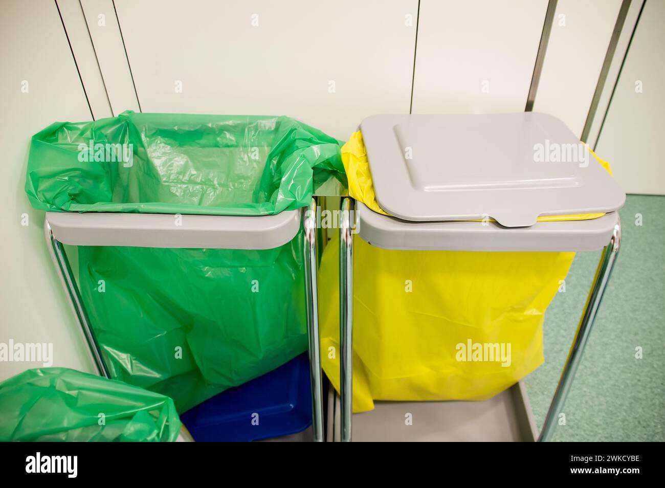 Verschiedene Mülltonnen mit Müll im Krankenhaus. Recyclingkonzept Stockfoto