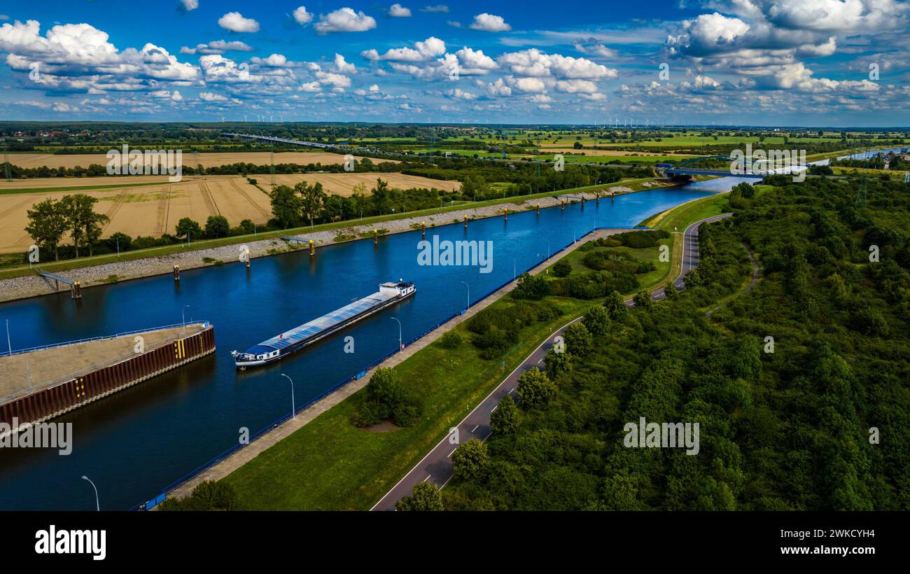 Eine Luftaufnahme eines Barboats führt über einen Industriewasserweg. Stockfoto