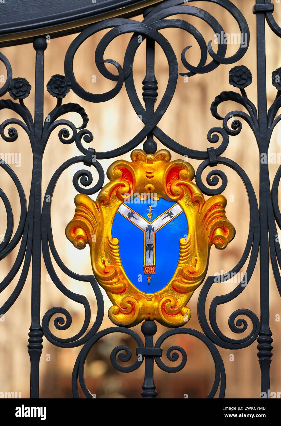 Vergoldetes Emblem am Tor zwischen der Vorkapelle und dem Chor in der Kapelle am All Souls College, University of Oxford, England. Stockfoto