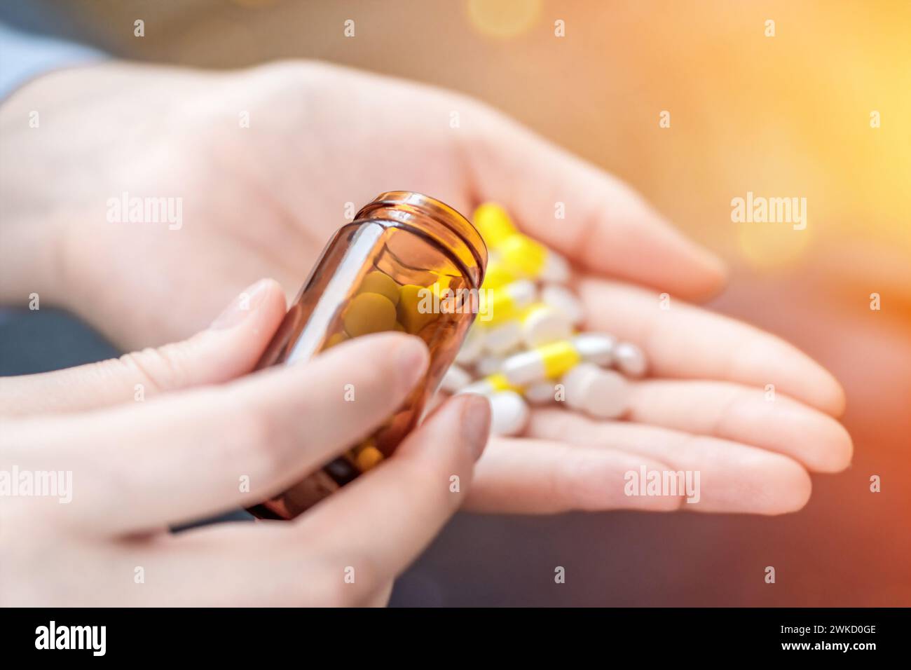 Das Konzept der Einnahme von Medikamenten, der Pflege Ihrer Gesundheit, das Problem der Selbstmedikation und der Selbstdiagnose Stockfoto