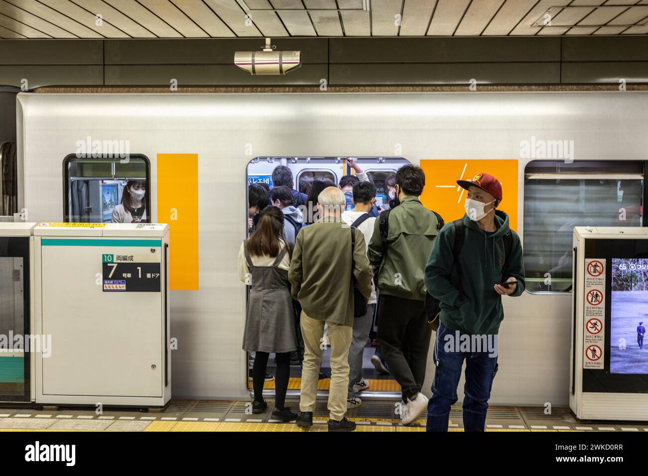 Überfüllte Züge in Tokio Japan, wenn Passagiere in die Eisenbahnwaggons einsteigen, markieren Sie eine U-Bahnstation, Japan, Asien, 2023 Stockfoto