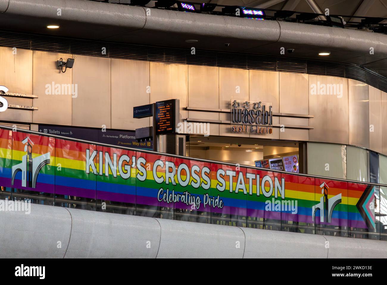 Ein Regenbogenbanner feiert Pride im Bahnhof Kings Cross, London, Großbritannien Stockfoto