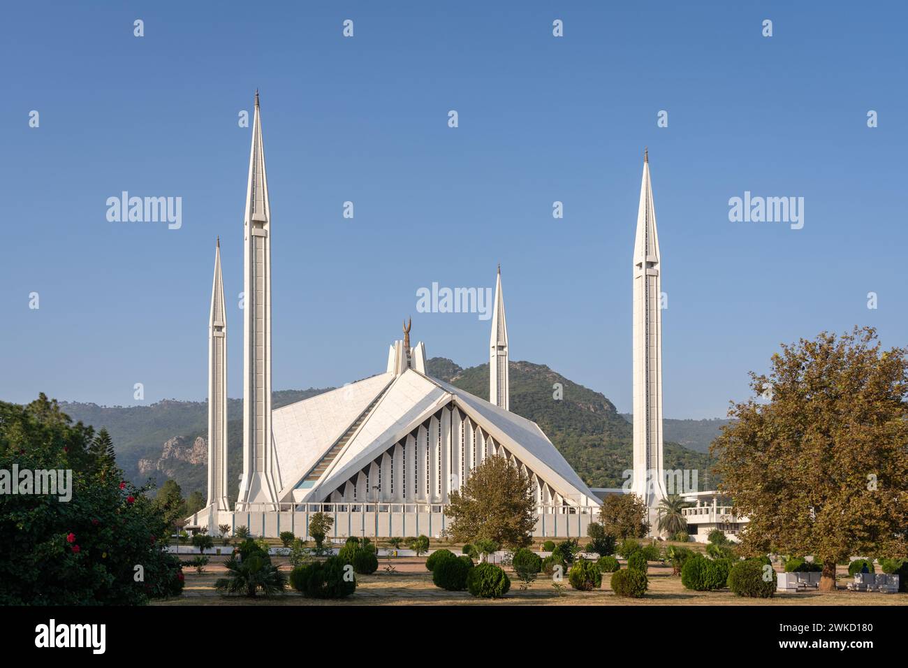 Islamabad, Pakistan - 11 05 2019 : Landschaftsansicht des Wahrzeichens Faisal Moschee - moderne Architektur von Vedat Dalokay mit Margalla-Hügeln im Hintergrund Stockfoto