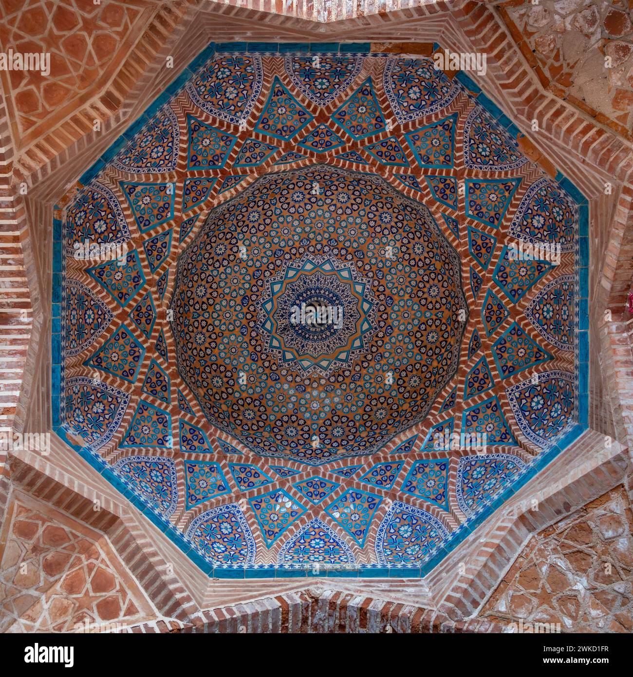 Thatta, Sindh, Pakistan - 11 17 2019 : Blick auf das achteckige Blumenmosaikdesign und das geometrische blaue Mosaikdesign in der Kuppel der alten Shah Jahan Moschee Stockfoto