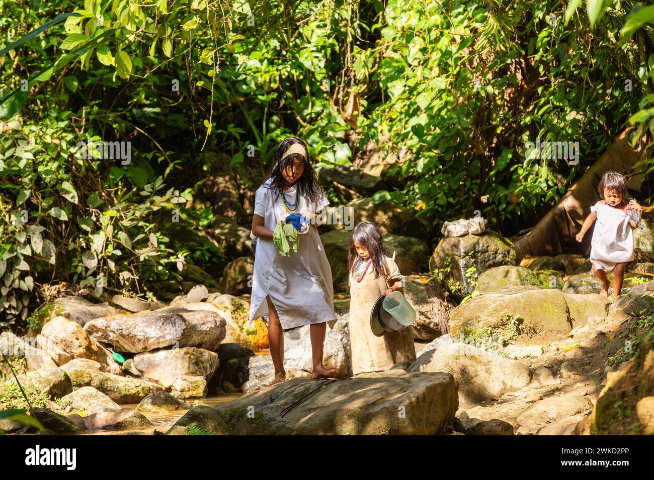 Tayrona, Magdalena, Kolumbien – 21. September 2023: Indigene Koguis-Mädchen auf dem Weg nach Ciudad Perdida, Magdalena, Sierra Nevada de Santa Marta, Colo Stockfoto