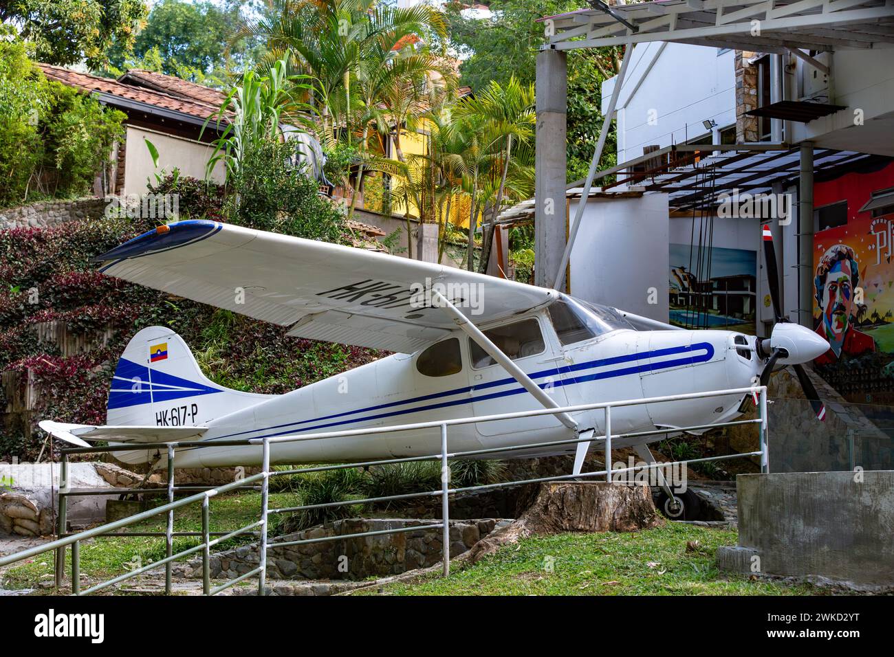Medellin, Kolumbien - 9. Dezember 2023: Das Flugzeug, mit dem er den Drogendealer Pablo Escobar im Freilichtmuseum transportierte. Stockfoto