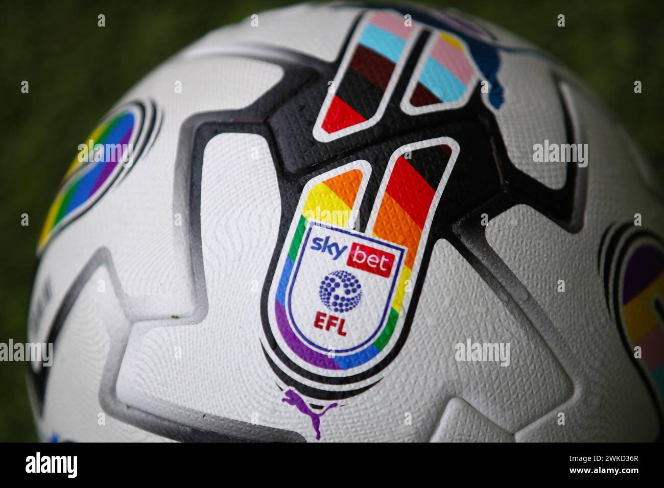 PUMA Rainbow LBGTQ+ Orbita Offizieller Match Ball für die EFL 2023/24 Saison in - Swansea City gegen Ipswich Town, Sky Bet Championship, Swansea.com Stadium, Swansea, Großbritannien - 17. Februar 2024 nur redaktionelle Verwendung - es gelten Einschränkungen bei DataCo Stockfoto