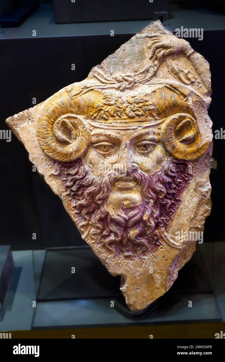 Fragment einer Tonplatte mit Juppiter Ammon - 1. Jahrhundert n. Chr., polichrome Terracotta - Museo di Scultura Antica Giovanni Barracco, Rom, Italien Stockfoto