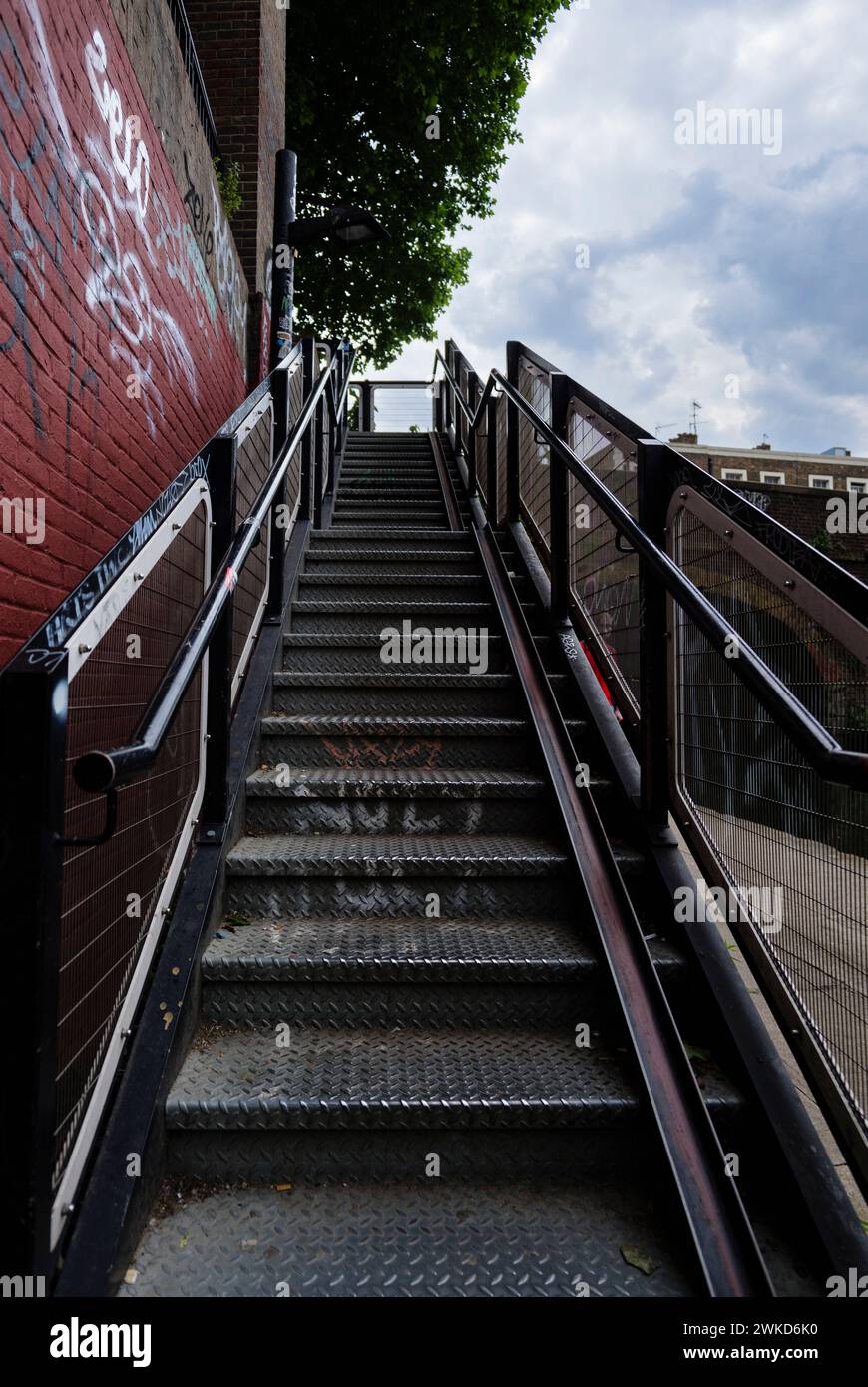 London - 06 03 2022: Eine eiserne Treppe führt vom Regent's Canal Towpath zur Camden Road. Stockfoto