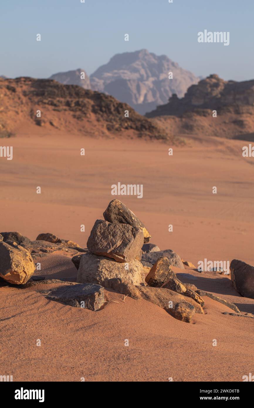 Natursteininstallation in der Wüste Wadi Rum vor Bergen im Hintergrund, Jordanien Stockfoto
