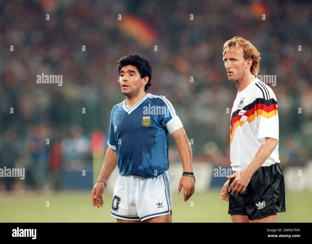 EINGEREICHT - 08. Juli 1990, Italien, Rom: Andreas Brehme (r), damals deutscher Nationalspieler, und Diego Maradona, damals argentinischer Kapitän und Spieldirektor, im Olympiastadion in Rom während des WM-Finales. Fußball-Weltmeister Andreas Brehme ist im Alter von 63 Jahren gestorben, bestätigte seine Familie am Dienstag vor der Deutschen Presseagentur. (Zu dpa: 'Fußball-Weltmeister Andreas Brehme tot') Foto: Martina Hellmann/dpa Stockfoto
