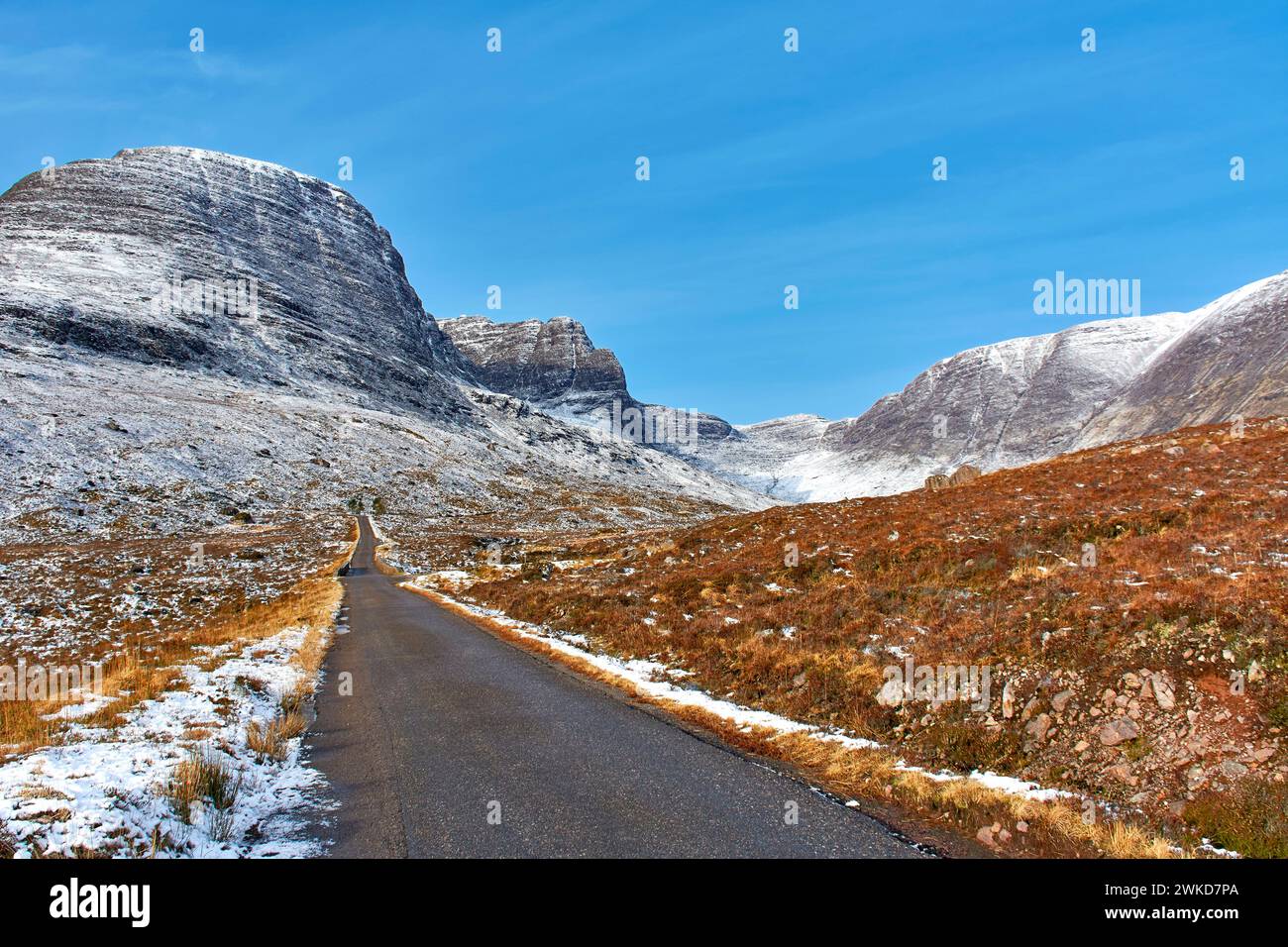 Applecross Halbinsel Schottland Bealach na Bà die gerade schmale Straße in Richtung der hohen Berge im Winter Stockfoto