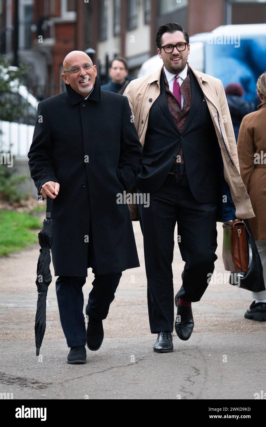 Der ehemalige Kanzler Nadhim Zahawi (links) und der Sonderberater James Price spazieren durch den Green Park im Zentrum von London. Bilddatum: Dienstag, 20. Februar 2024. Stockfoto