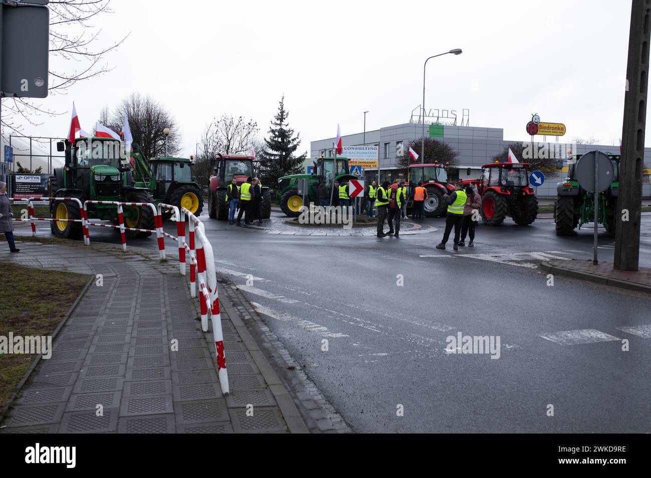 Gniezzno, Polen - 20.02.2024: Bauernprotest gegen Bauern. Traktoren blockieren Straßen. Stockfoto