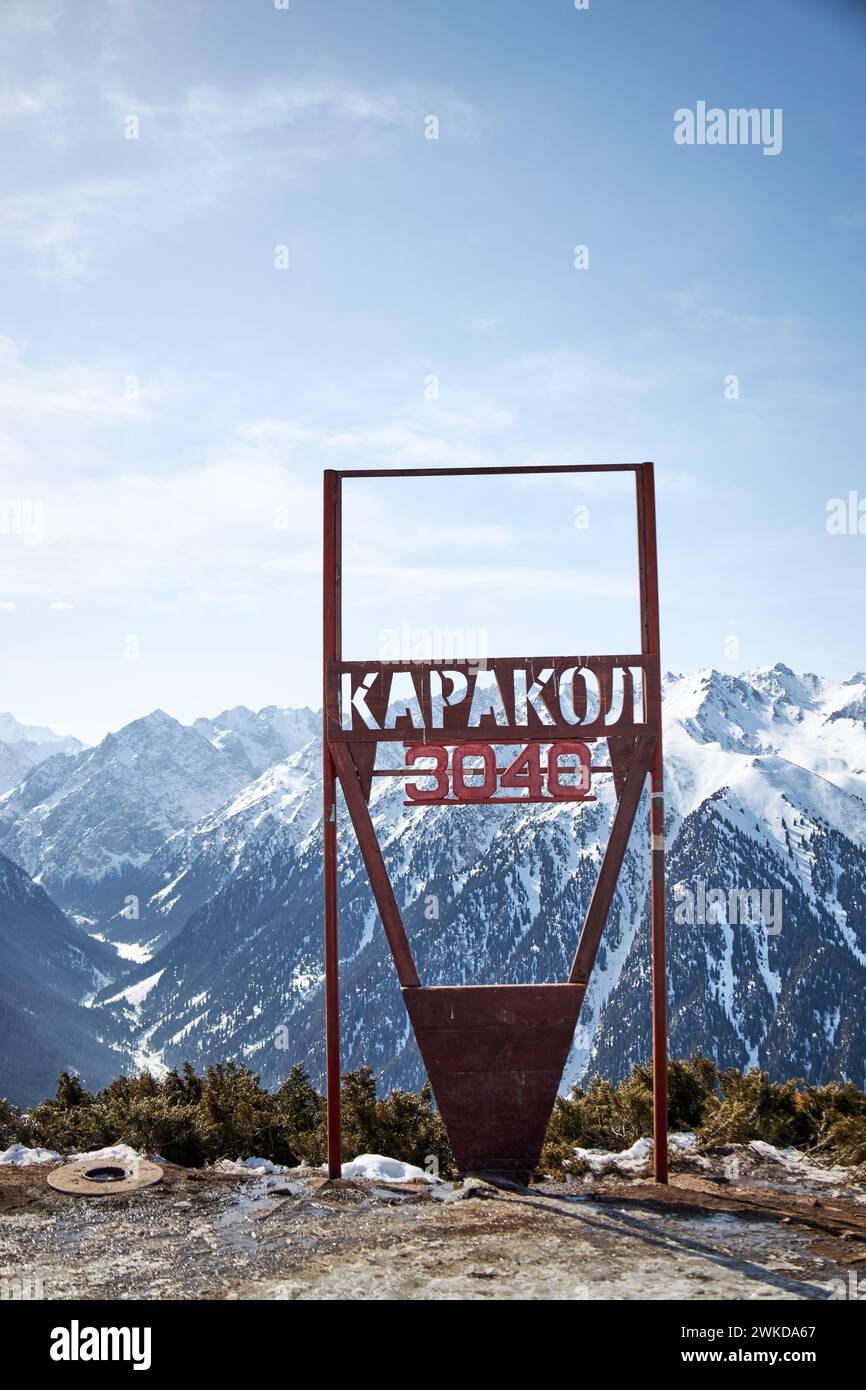 Skigebiet Karakol. Panoramablick auf die Winterberge in Kirgisistan. Schild auf der Spitze des Berges 3040 Meter über dem Meeresspiegel. Schneebedeckte Gipfel, nat Stockfoto