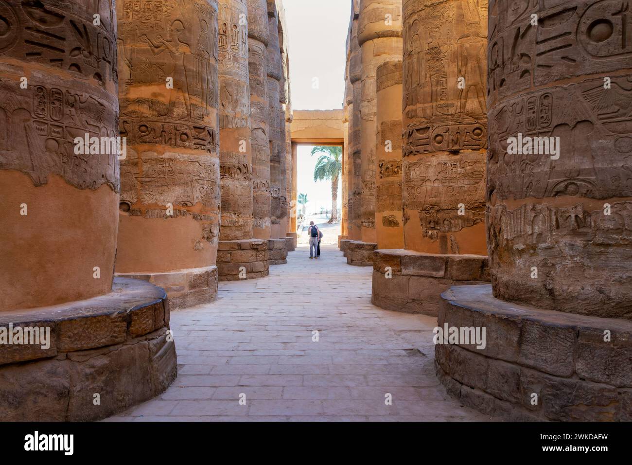 Hieroglyphen, die auf große Säulen gemeißelt wurden, im Inneren des Karnak-Tempels in Luxor, Ägypten Stockfoto
