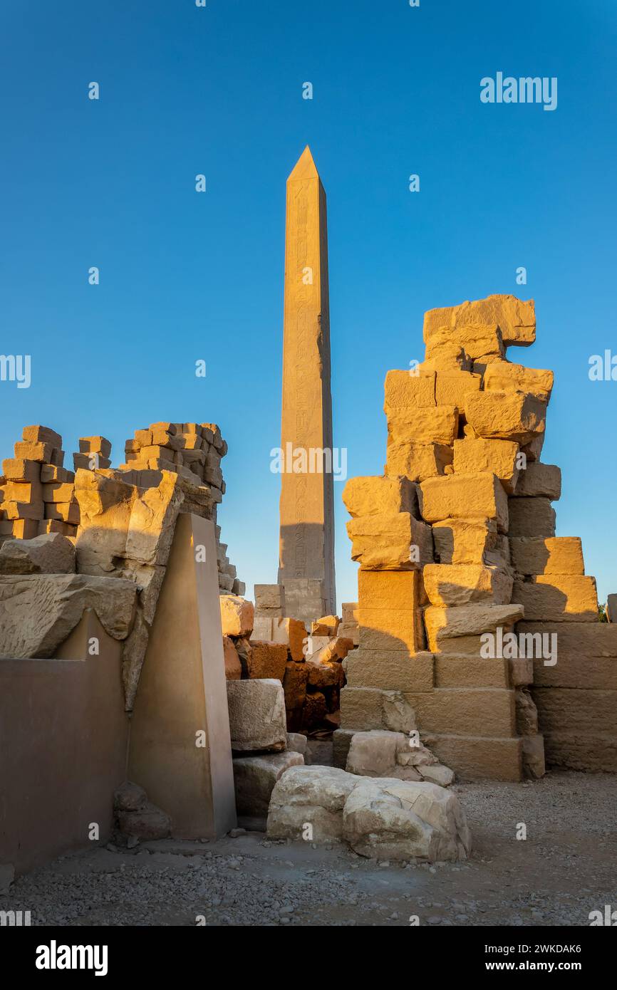 Obelisk im Karnak-Tempel am Ostufer des Nils in Luxor Ägypten Stockfoto