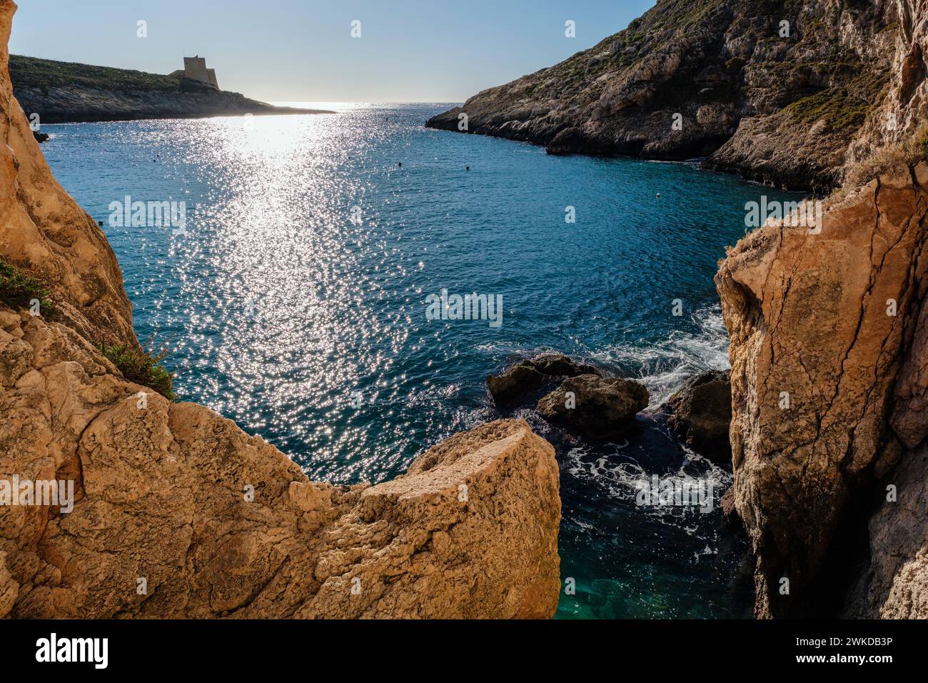 Blick über die Xlendi Bay in Richtung Xlendi Tower, Xlendi, Gozo, Malta Stockfoto