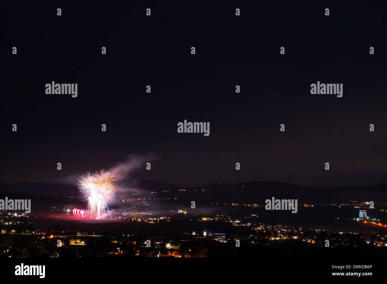 Feuerwerk über Altopiano di Asiago Vicenza Italien Stockfoto