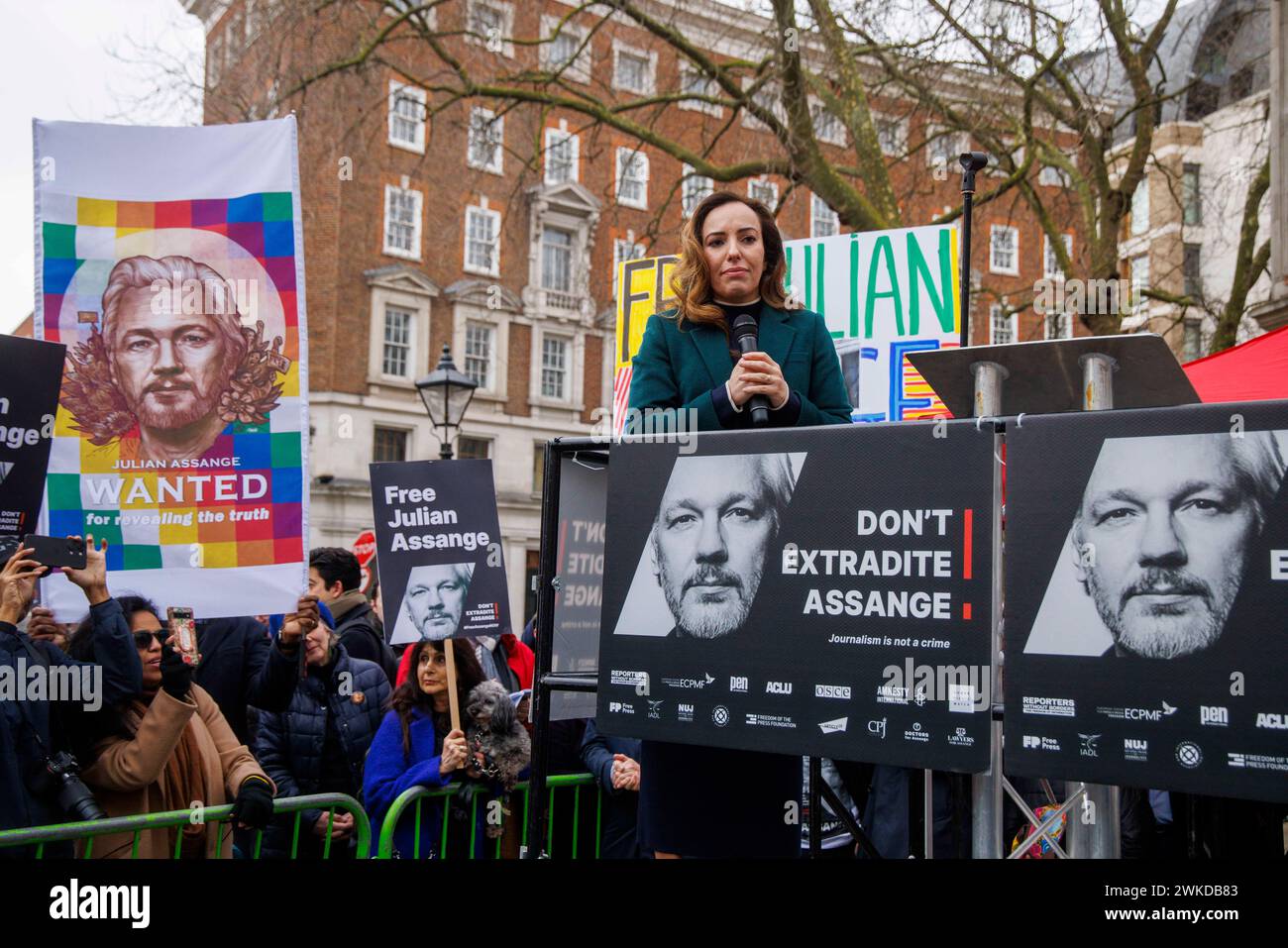 London, Großbritannien. Februar 2024. Stella Assange, Julian Assanges Frau. Letzte Gerichtsverhandlung für Julian Assange, das High Court wird die letzte Berufung von Julian Assanges Rechtsabteilung anhören. Er wird möglicherweise in die USA ausgeliefert. Seine Frau Stella und die Rechtsabteilung sind bei der Verhandlung. Quelle: Mark Thomas/Alamy Live News Stockfoto