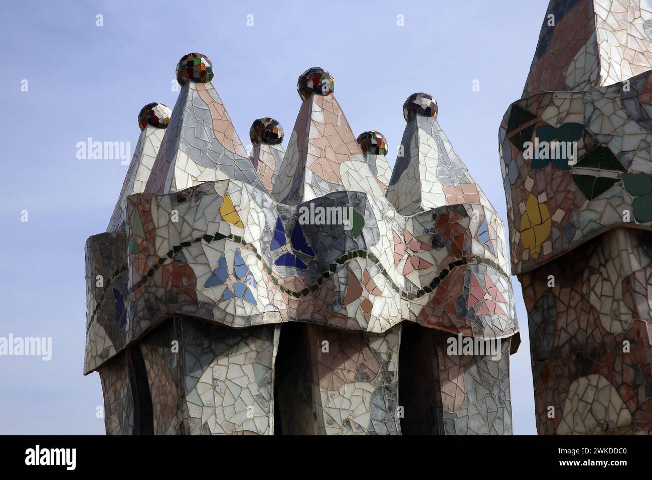 Spanien. Katalonien. Barcelona. Casa Batlló. Umbau von Antonio Gaudí, 1904-1906. Modernistischer Stil. Dach. Schornstein. Stockfoto