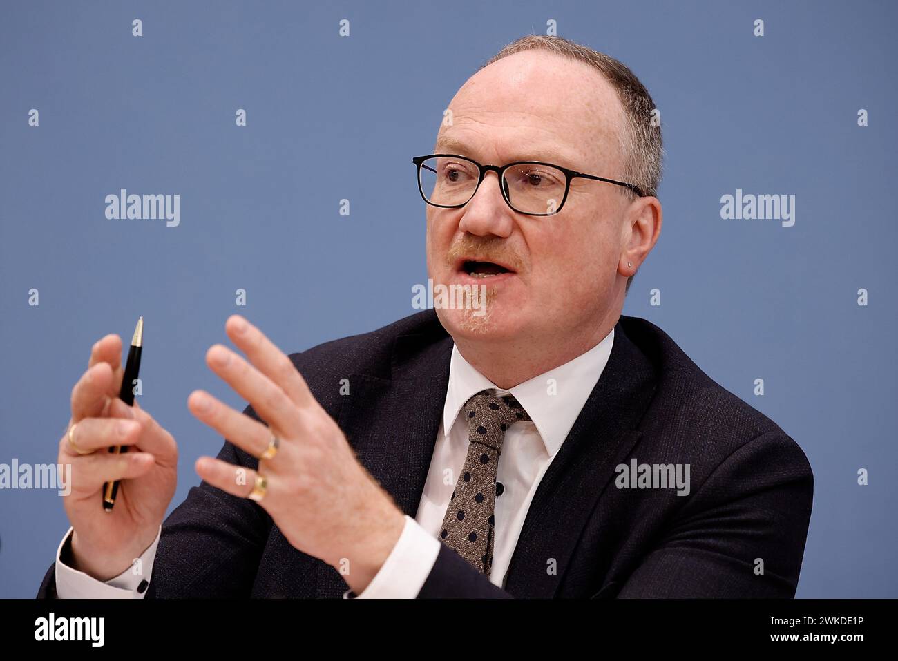 Berlin, Deutschland. Februar 2024. Lars P. Feld, Vorsitzender des Sachverständigenrates für Immobilien, spricht auf der Pressekonferenz, um den Frühjahrsbericht des Sachverständigenrates für Immobilien auf der Bundespressekonferenz zu präsentieren. Quelle: Carsten Koall/dpa/Alamy Live News Stockfoto