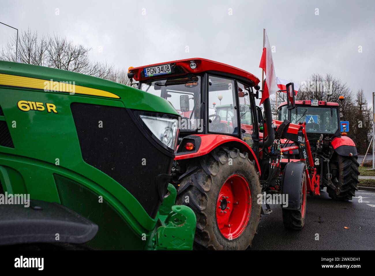 Gniezno, Polen - 20.02.2024: Bauernprotest gegen Bauern. Traktoren blockieren Straßen. Stockfoto
