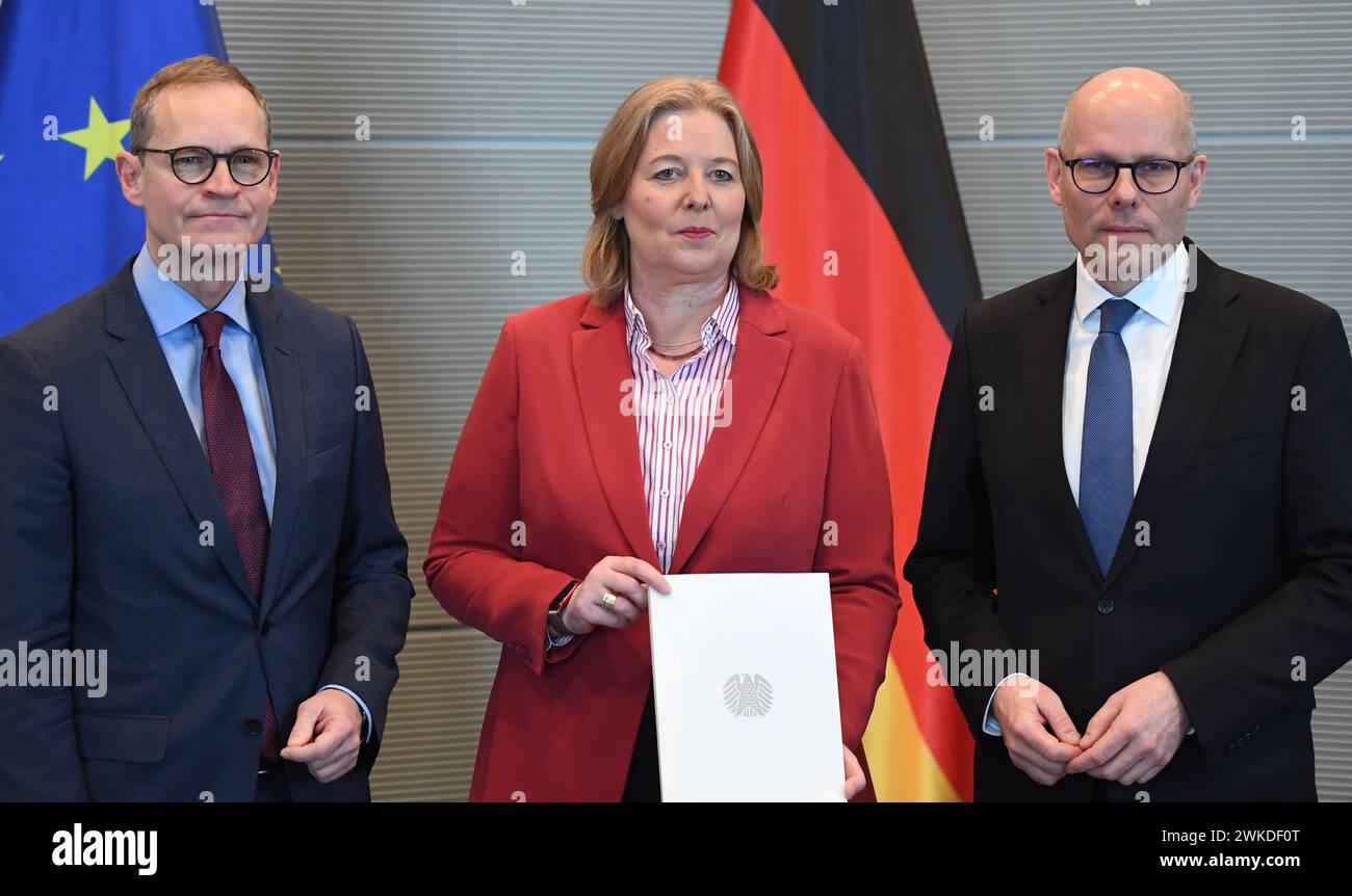 Berlin, Deutschland. Februar 2024. Michael Müller (SPD, l-r), Mitglied des Deutschen Bundestages und Vorsitzender der Kommission, Bärbel Bas (SPD), Präsident des Bundestages, und Peter Beyer (CDU/CSU), Mitglied des Deutschen Bundestages, bei der Vorstellung des Zwischenberichts der Studienkommission "Lehren aus Afghanistan für das künftige vernetzte Engagement Deutschlands". Quelle: Serhat Kocak/dpa/Alamy Live News Stockfoto