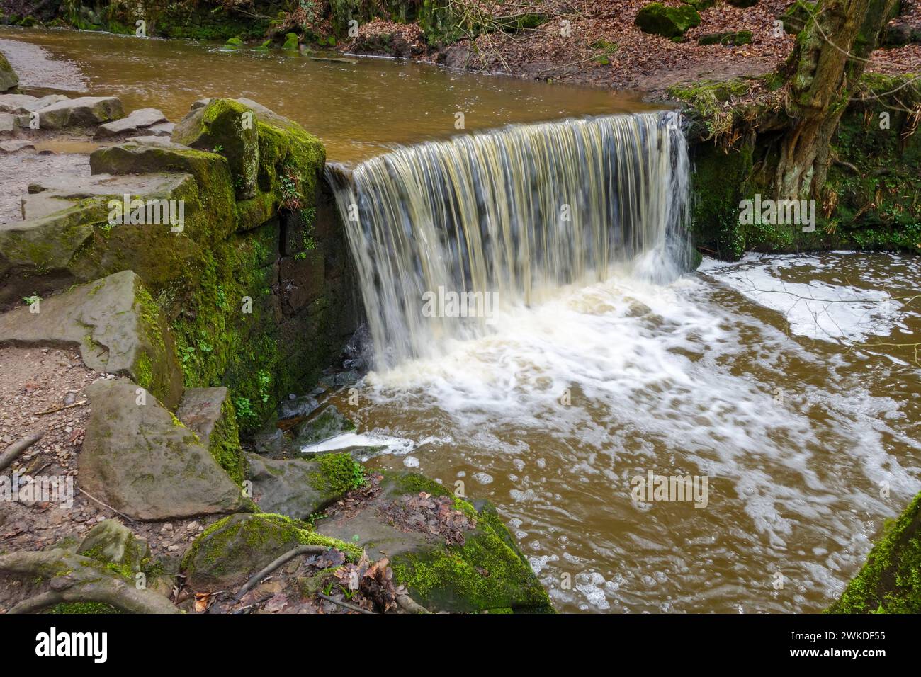 Der Wasserfall am Knypersley Reservoir, Stoke on Trent, Staffordshire, England, Großbritannien Stockfoto