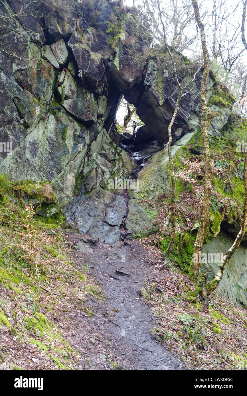 Eine Höhle oder Spaltung in den Felsen in der Nähe von Gawton's Stone am Knypersley Reservoir, Stoke on Trent, Staffordshire, England, Großbritannien Stockfoto