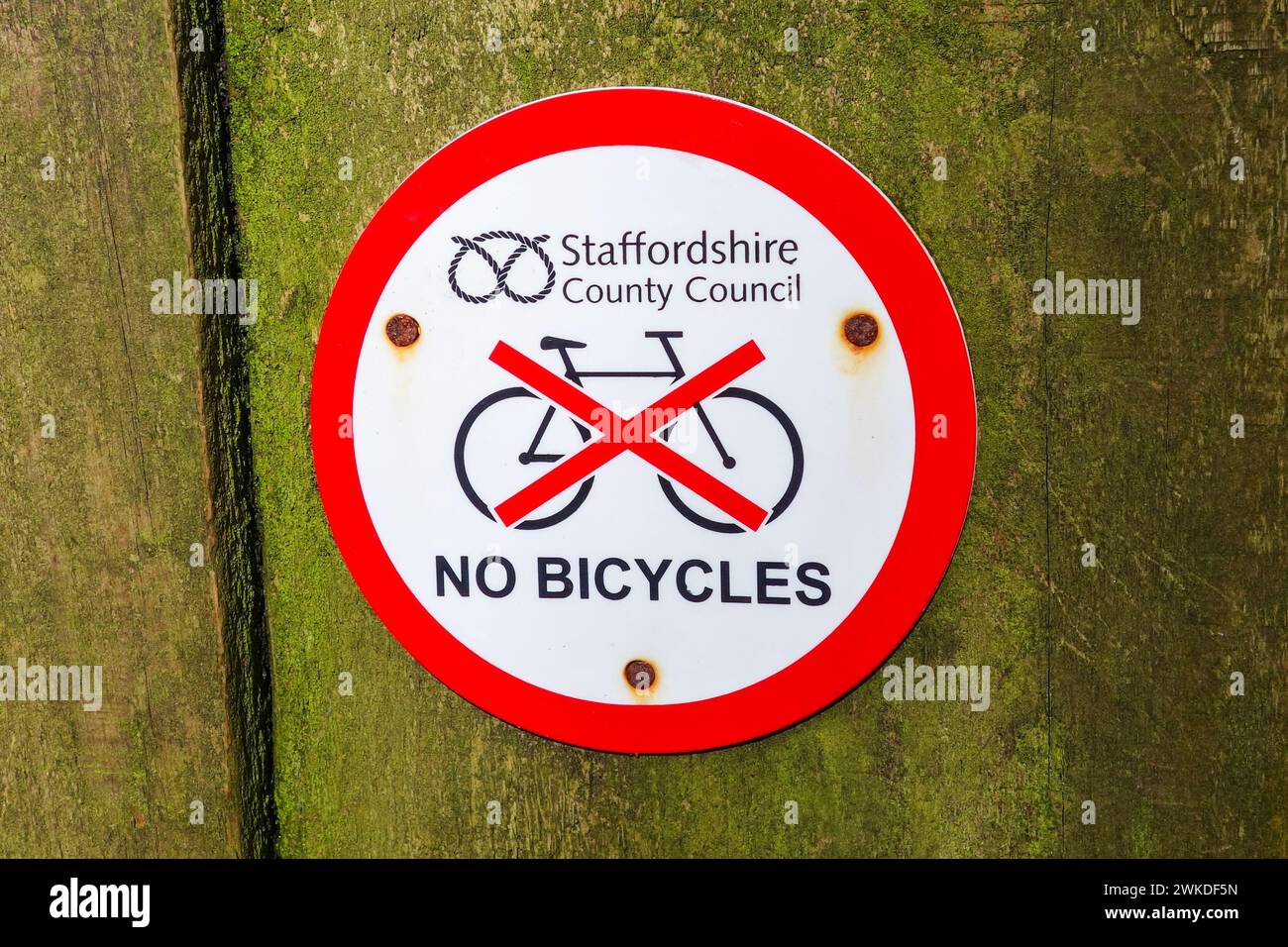 Ein rundes Warnschild mit der Aufschrift „keine Fahrräder“ Stockfoto