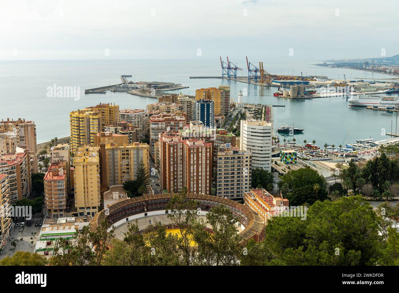 Weitwinkelpanorama von Puerto de Malaga mit dem geschäftigen Hafen, der Stadtarchitektur und den fernen Bergen Stockfoto