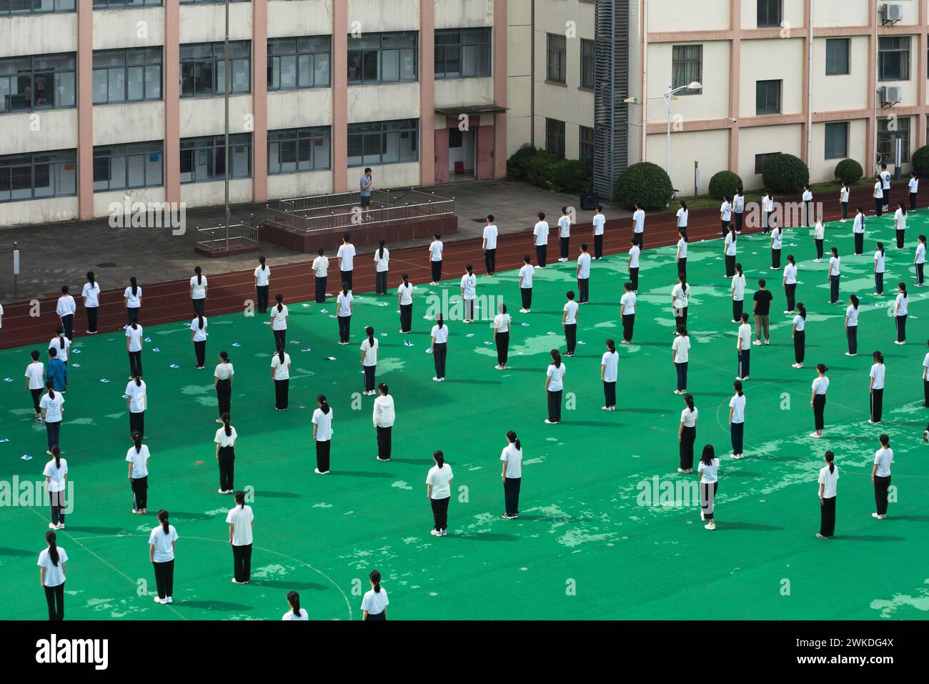 Shanghai, China - 31. August 2023: Schüler einer Mittelschule in Shanghai treffen sich morgens auf dem Spielplatz Stockfoto