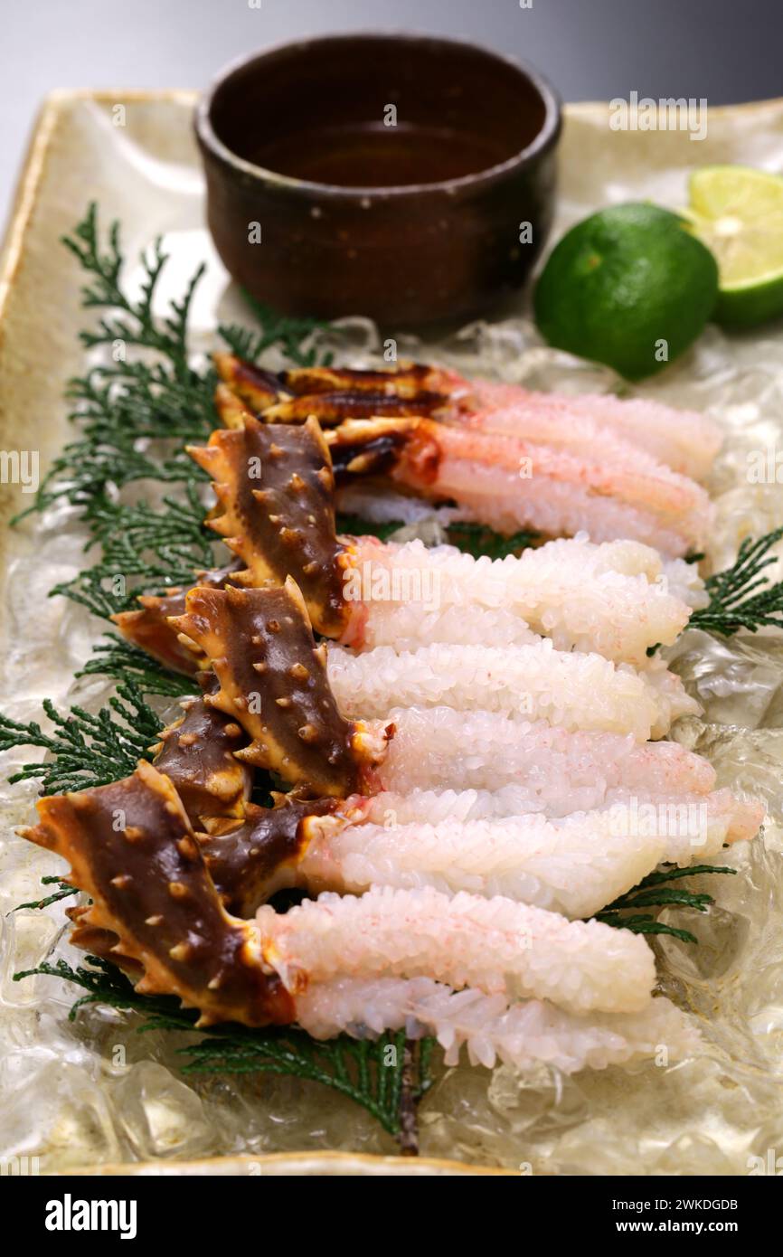 Japanische rote Königskrabbe Sashimi. Durch kaltes Shabu-Shabu wird das Fleisch der Krabbenbeine wie eine Blume blühend. Stockfoto