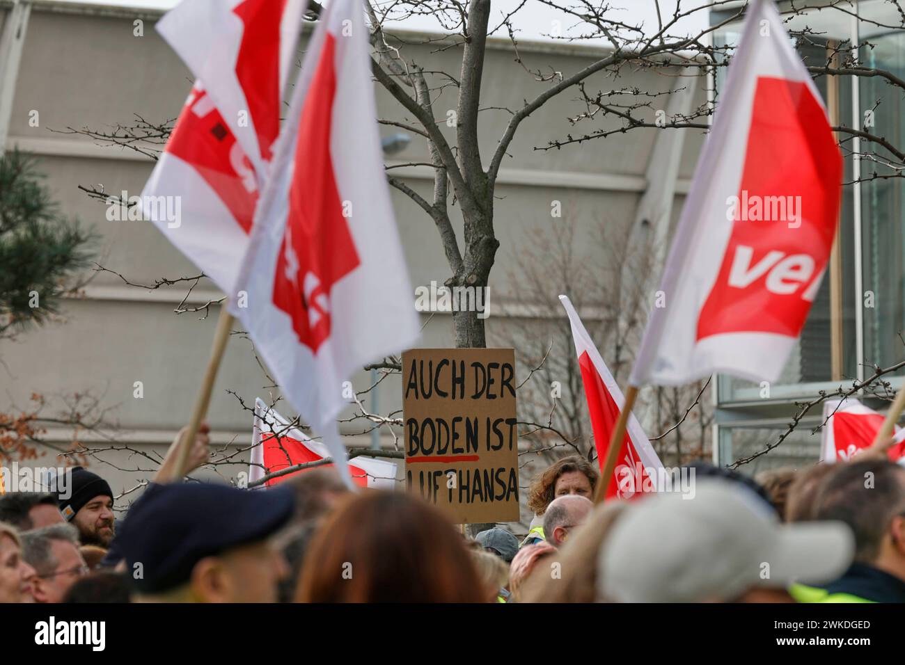 Heute ist Streiktag 20.02.2024 Vereinigte Dienstleistungsgewerkschaft VERDI ruft bundesweit für Dienstag bis Mittwoch 20./21.02.2024 zu Warnstreik auf. Kundgebung und Demonstration um Terminal 1 am Dienstag des Bodenpersonals am Flughafen Frankfurt für Lohnerhöhung und Inflationsausgleich Frankfurt Main Hessen Deutschland *** heute ist Streiktag 20 02 2024 United Services Union VERDI ruft zum bundesweiten Warnstreik für Dienstag bis Mittwoch 20 21 02 2024 Rallye und Demonstration auf Terminal 1 am Dienstag des Bodenpersonals am Frankfurter Flughafen für Lohnerhöhung und Inflationsausgleich Fra Stockfoto