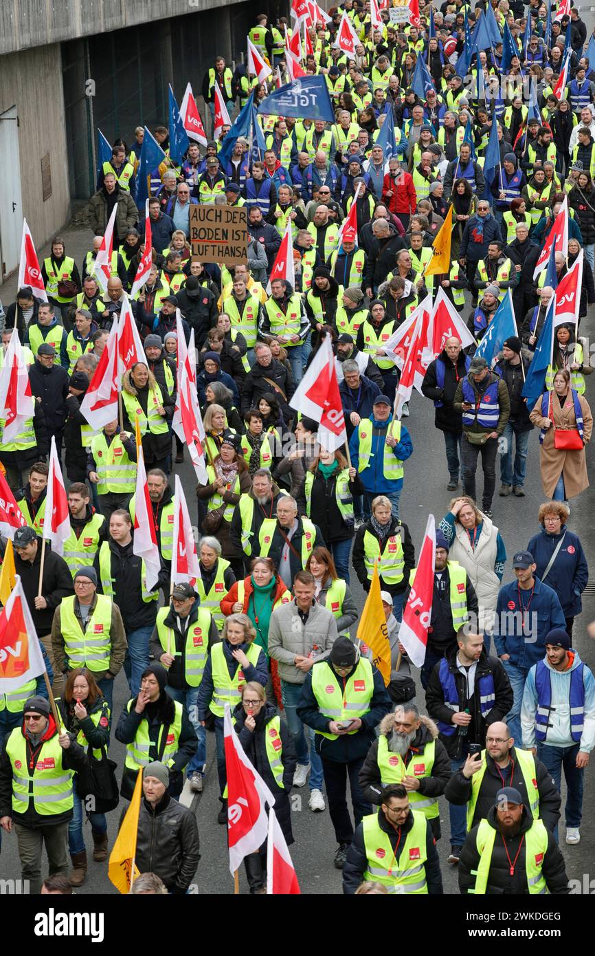 Heute ist Streiktag 20.02.2024 Vereinigte Dienstleistungsgewerkschaft VERDI ruft bundesweit für Dienstag bis Mittwoch 20./21.02.2024 zu Warnstreik auf. Kundgebung und Demonstration um Terminal 1 am Dienstag des Bodenpersonals am Flughafen Frankfurt für Lohnerhöhung und Inflationsausgleich Frankfurt Main Hessen Deutschland *** heute ist Streiktag 20 02 2024 United Services Union VERDI ruft zum bundesweiten Warnstreik für Dienstag bis Mittwoch 20 21 02 2024 Rallye und Demonstration auf Terminal 1 am Dienstag des Bodenpersonals am Frankfurter Flughafen für Lohnerhöhung und Inflationsausgleich Fra Stockfoto