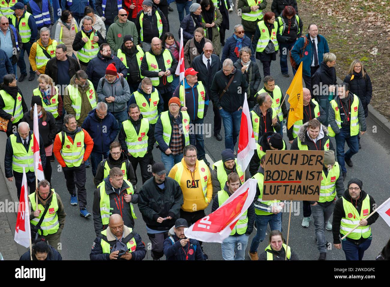 Heute ist Streiktag 20.02.2024 Vereinigte Dienstleistungsgewerkschaft VERDI ruft bundesweit für Dienstag bis Mittwoch 20./21.02.2024 zu Warnstreik auf. Kundgebung und Demonstration um Terminal 1 am Dienstag des Bodenpersonals am Flughafen Frankfurt für Lohnerhöhung und Inflationsausgleich Frankfurt Main Hessen Deutschland *** heute ist Streiktag 20 02 2024 United Services Union VERDI ruft zum bundesweiten Warnstreik für Dienstag bis Mittwoch 20 21 02 2024 Rallye und Demonstration auf Terminal 1 am Dienstag des Bodenpersonals am Frankfurter Flughafen für Lohnerhöhung und Inflationsausgleich Fra Stockfoto